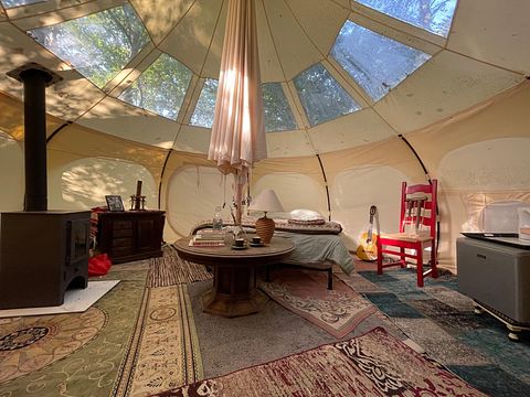 Sterren kijken vanuit je bed in deze glamping - 3