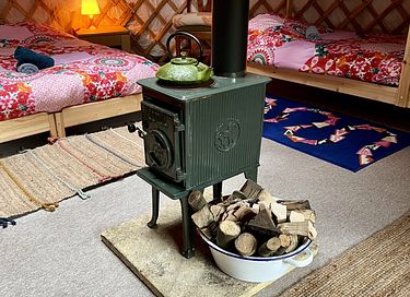 Yourte colorée dans un camping écologique à Groningue - 8