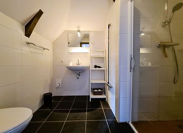 Chambre confortable avec salle de bain privée et vue - 6