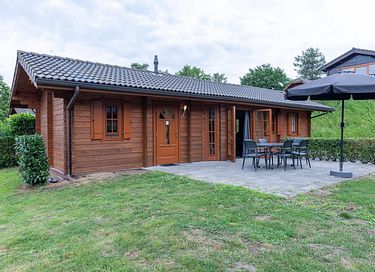 Chalet en bois près d'un lac naturel