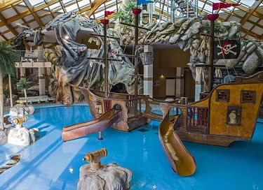 Tente safari sur un camping avec de nombreuses piscines - 24