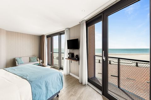 Luxury room with sea view and promenade - 5
