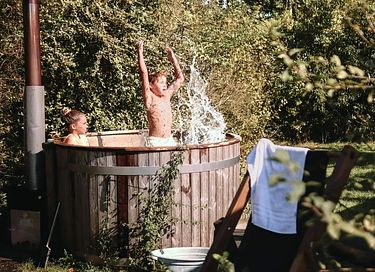 Knus tenthuisje met hottub in het groen