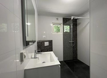 Chalet with large garden and private hot tub - 13