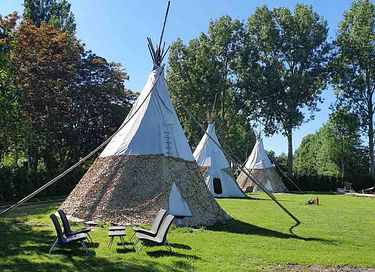 Tipi tent in een natuurlijke omgeving - 1
