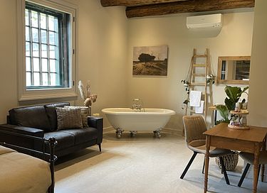 Apartamento con bañera en una antigua granja