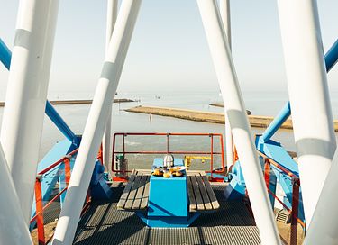 Spending the night in a rotating dock crane - 4
