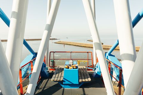 Spending the night in a rotating dock crane - 4