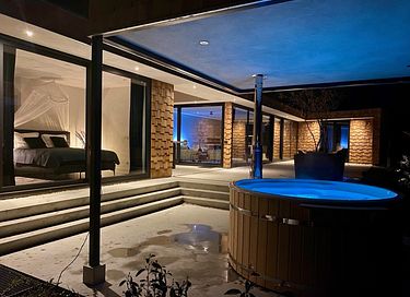 Moderne houten design villa met hottub