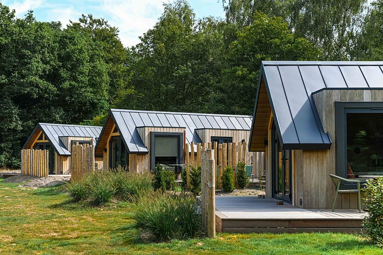 Houten lodge in Friesland met privé wellness - 1