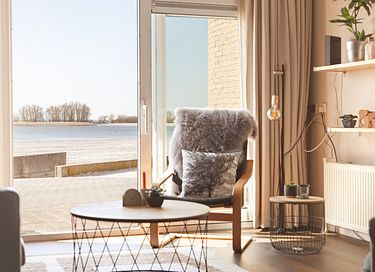 Stylish accommodation overlooking the water - 7