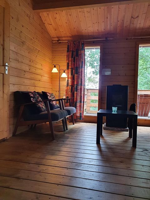Bjælkehytte midt i skoven på hyggelig campingplads - 2
