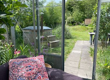 Spend the night in an orangery with hot tub - 24