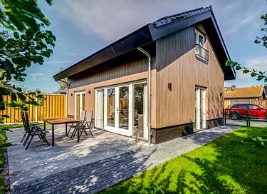 Modern house with bath close to the sea
