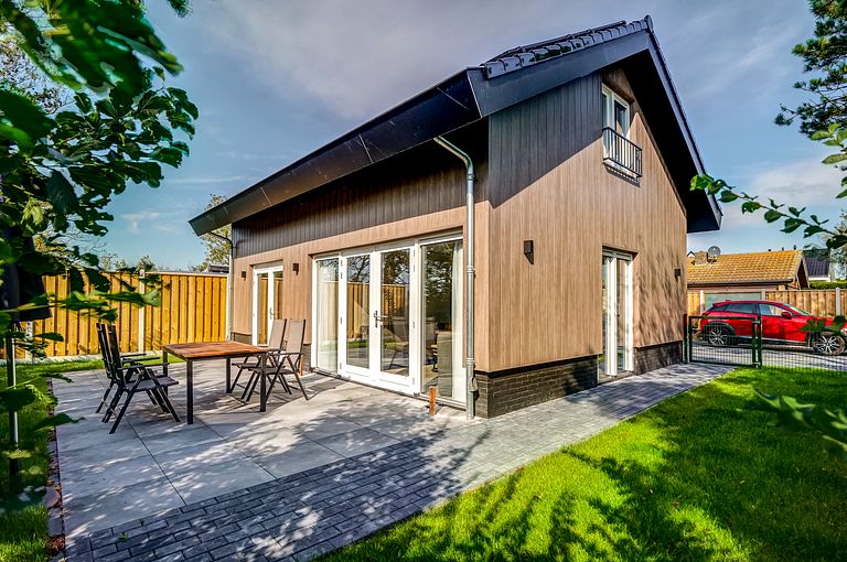 Modern house with bath close to the sea - 1