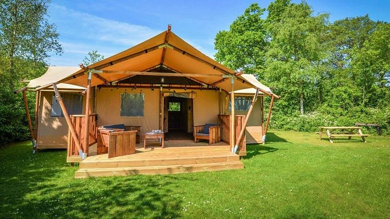 Knusse tent vlakbij een zandstrand - 1