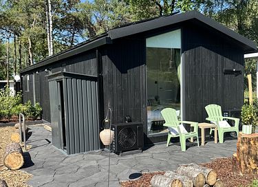 Lodge de luxe avec bain à remous et vue sur la forêt