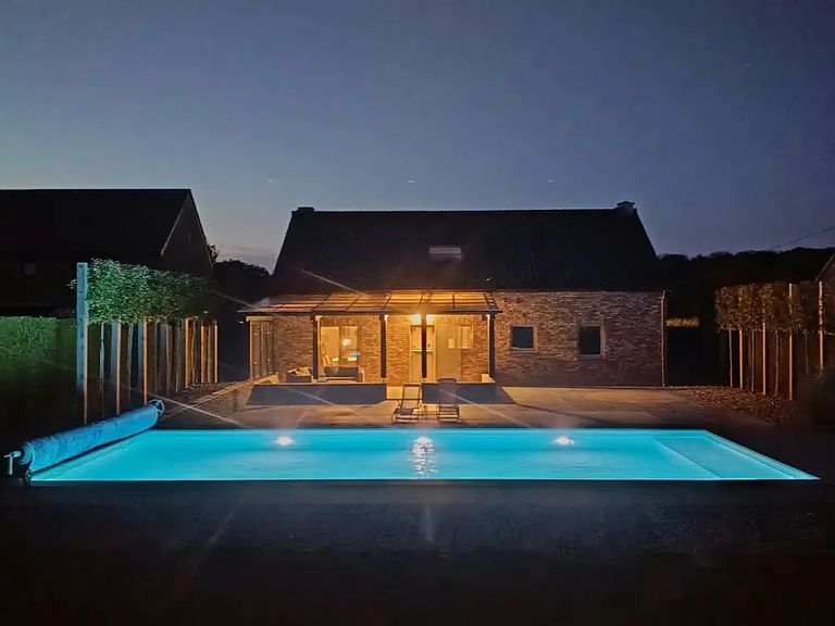 Rummelig feriebolig med privat swimmingpool - 1