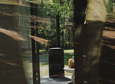 Romantic mirror-themed cottage with a hot tub - 11