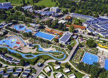 Tente safari sur un camping avec de nombreuses piscines - 10