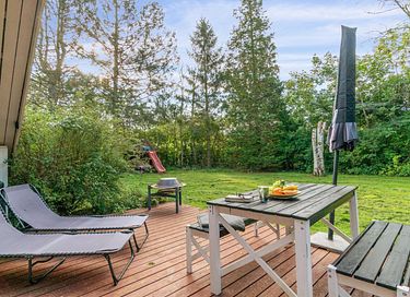 Vakantiehuis omgeven door groen met terras - 6