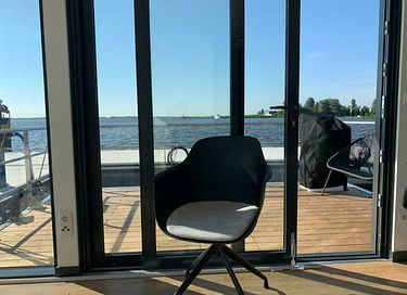 Moderne houseboot aan het Sneekermeer - 6
