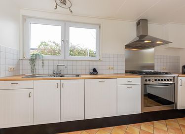 Bungalow with a covered patio in Zeeland - 13