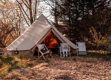 Familietent op camping in levendige omgeving - 1