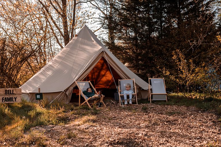 Familietent op camping in levendige omgeving - 1