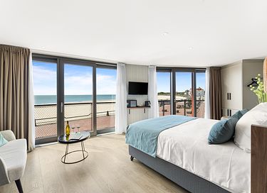 Luxury room with sea view and promenade