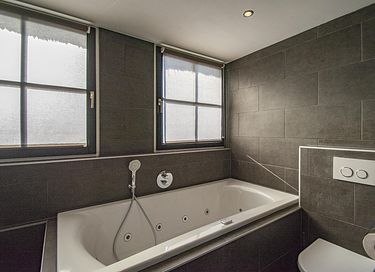 Attractive vacation home with whirlpool - 16