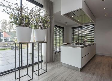 Luxury waterfront villa with garden - 13