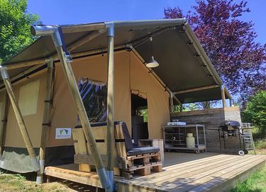 Luxe safari lodge op Franse camping