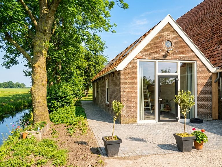 Ehemaliges Kutschenhaus mit Blick auf Wiesen - 1