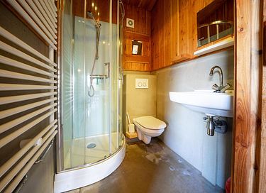 Houten natuurhut in een bosrijke omgeving - 12