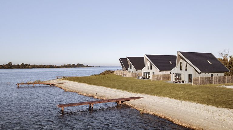 Vakantiehuis (6p) direct aan het water - 1