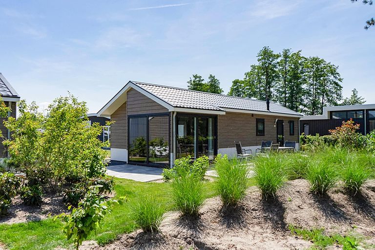 Modern vakantiehuis op waterrijk park - 1