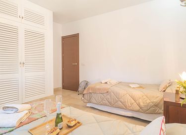 Large holiday home with private pool and garden - 26