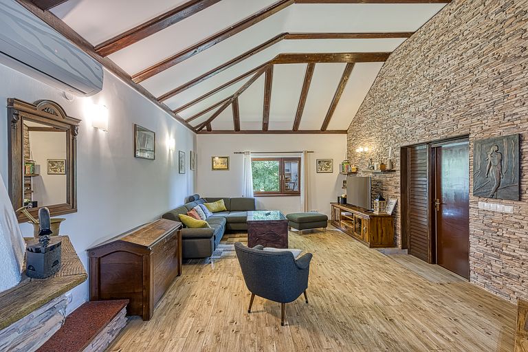 Waterfront villa with pool, sauna and jacuzzi - 1