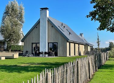 Villa de groupe spacieuse dans un parc au bord de l'eau