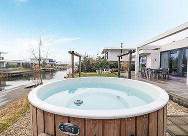 Holiday home with a hot tub on the waterfront - 3