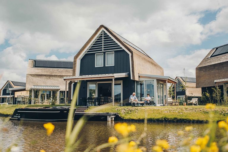 Villa met sauna aan het water in Friesland - 1
