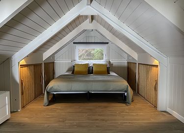 Unique chalet with hot tub on a river - 10