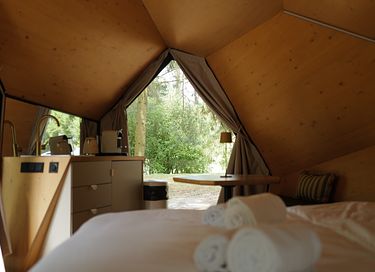 Romantic mirror-themed cottage with a hot tub - 7