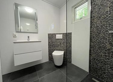 Chalet with large garden and private hot tub - 14