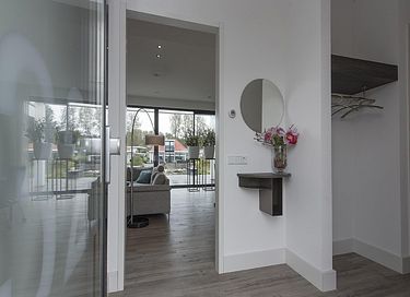 Luxury waterfront villa with garden - 14