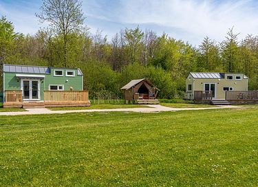 Kleurrijk tinyhouse met safari-slaaptent - 5