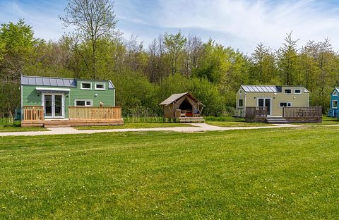 Kleurrijk tinyhouse met safari-slaaptent - 5