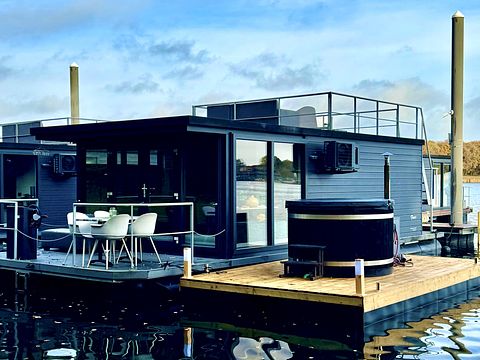 Bateau-maison avec toit terrasse et hottub - 2