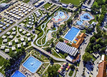 Tente safari sur un camping avec de nombreuses piscines - 11
